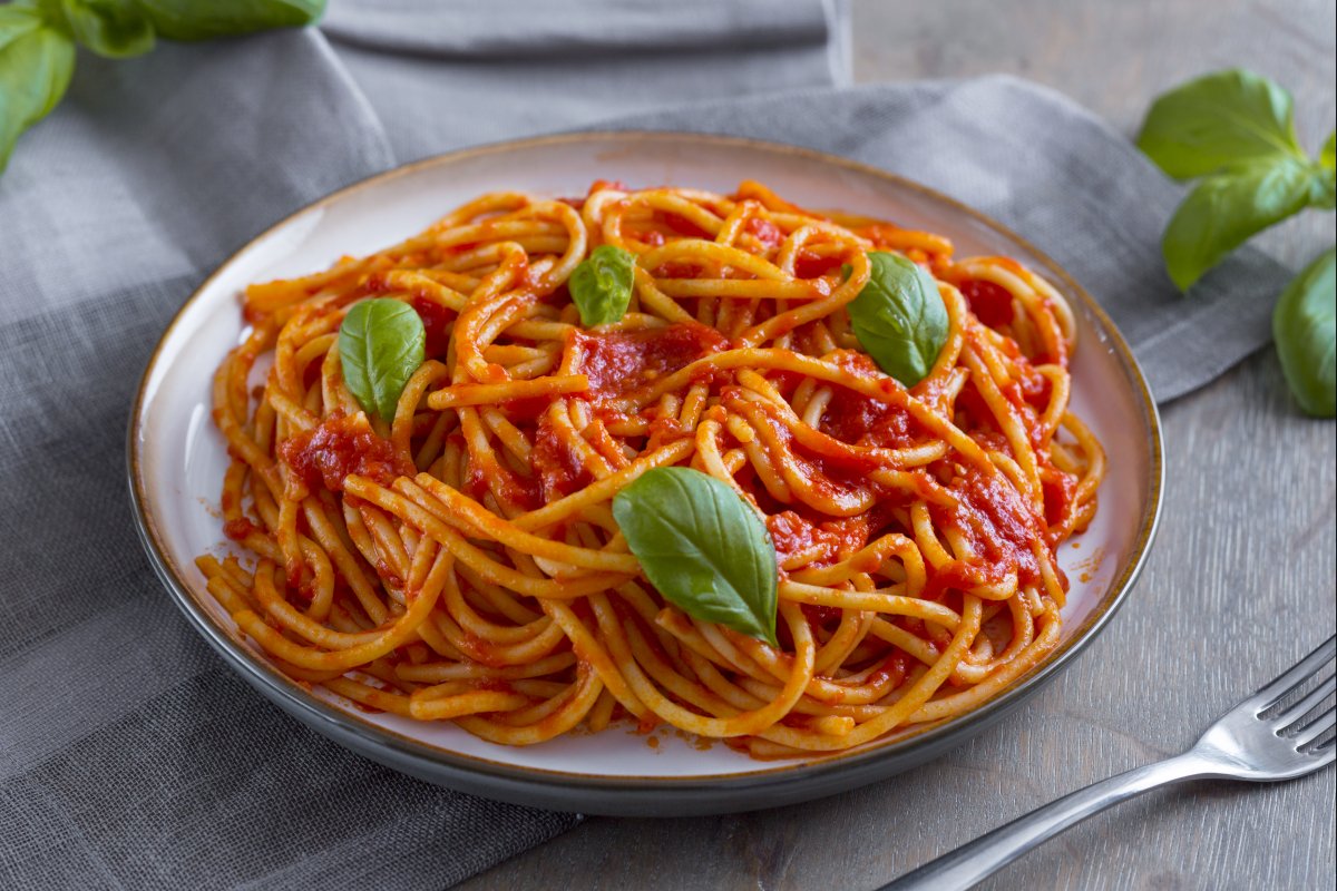 spaghetti-with-tomato-sauce_1200x800